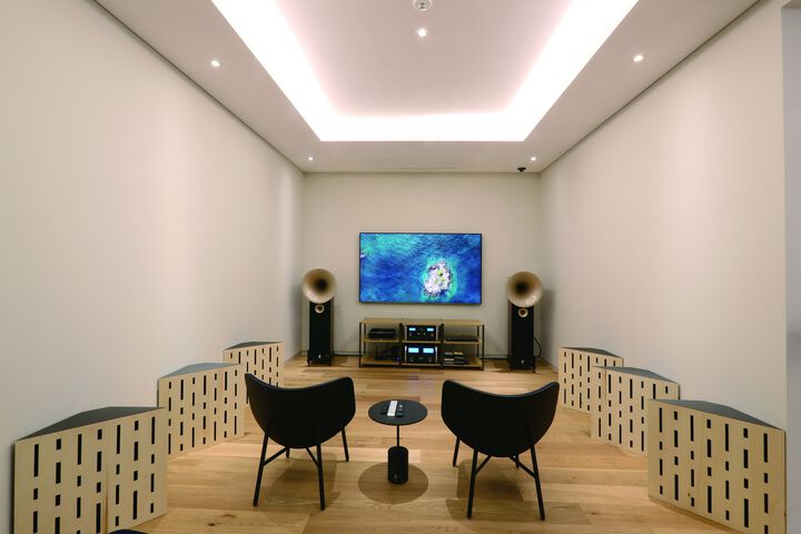 Lounge 7 of 11