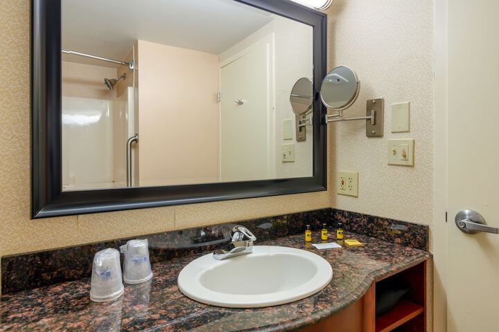 1 King Bed High Speed Internet Accessible Coffee Maker, Hairdryer Iron and Ironing Board (12 of 15)