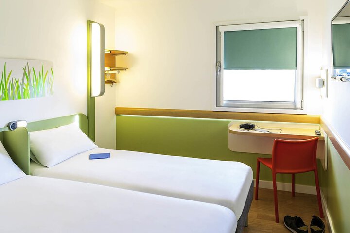 Room 8 of 40