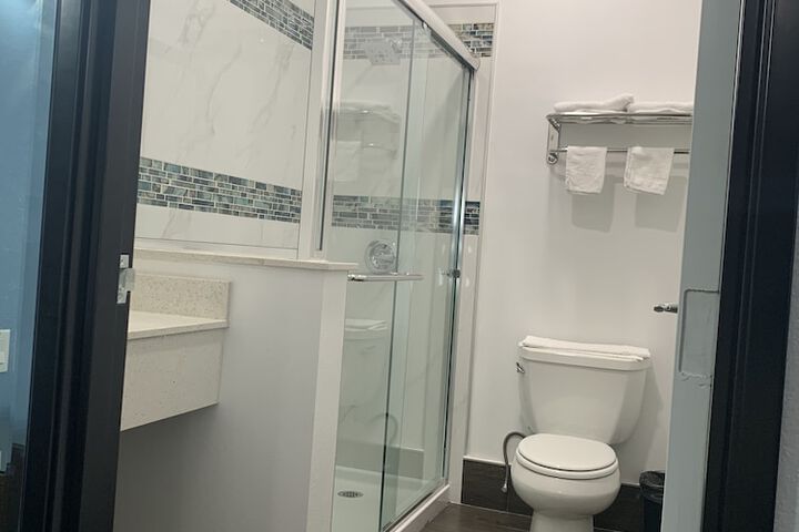 Deluxe Single Room 1 King Bed Jetted Tub (7 of 10)