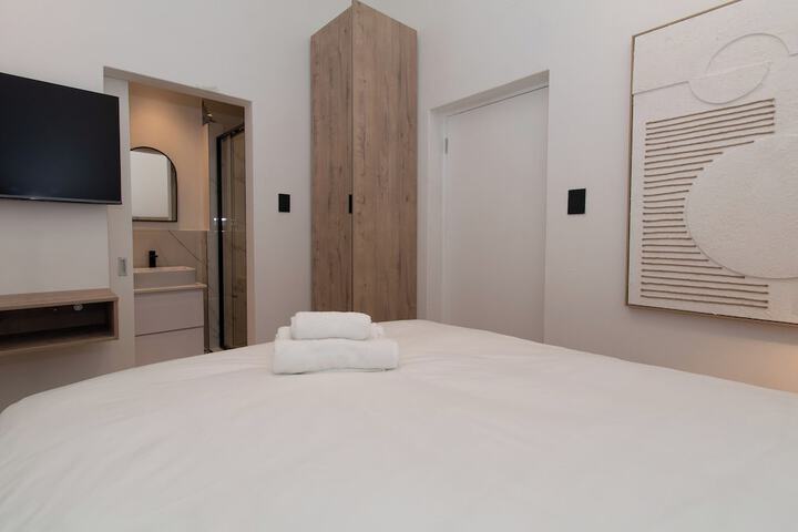 Room 2 of 37