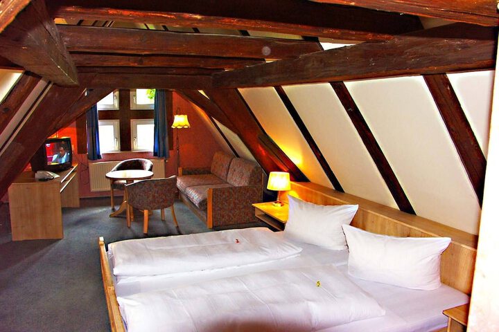 Room 5 of 18