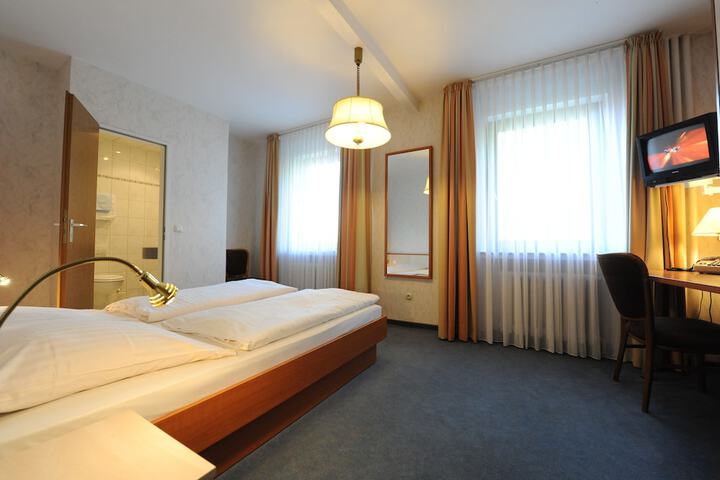 Room 9 of 36