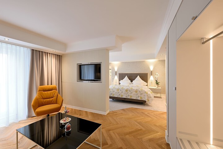 Room 13 of 77