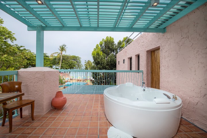 Deep soaking bathtub
