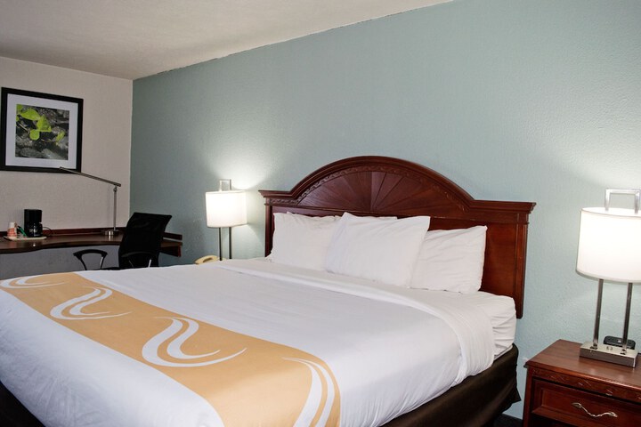 1 King Bed (12 of 30)