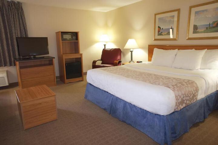 1 King Bed Deluxe Room (1 of 12)