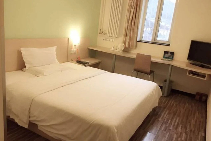 Room 2 of 32