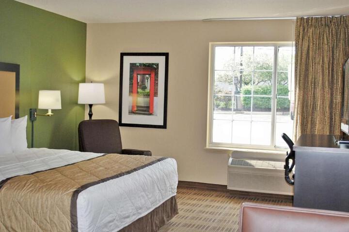 Studio Queen Bed Accessible (9 of 14)