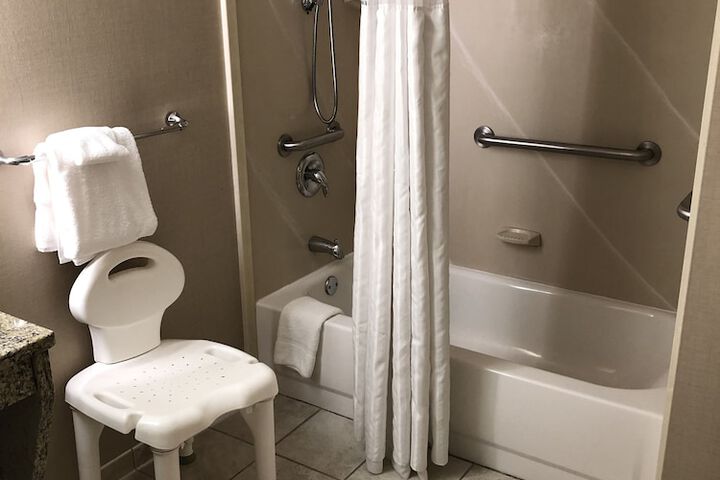 2 Queen ADA Accessible Room (3 of 5)