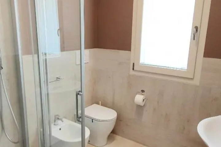 Room 6 of 11