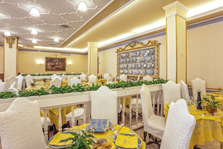 Dining 44 of 55