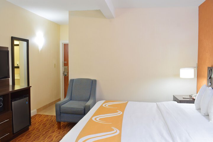1 King Bed (5 of 6)