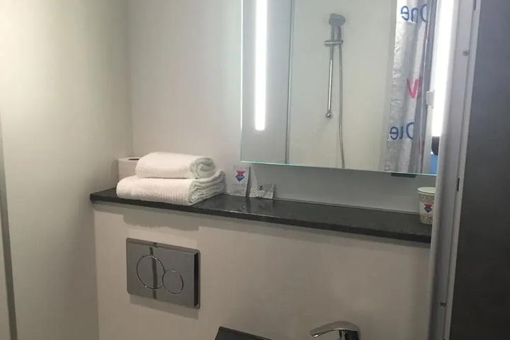 Room 8 of 27
