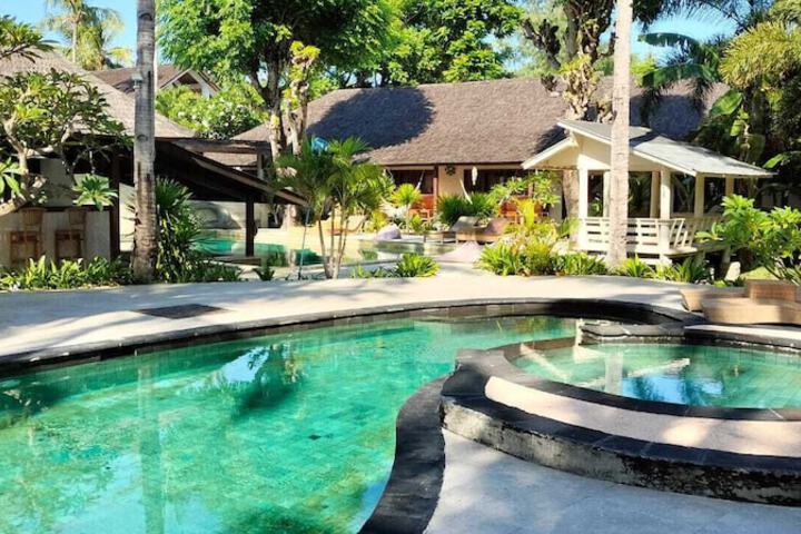 Pool Hotel