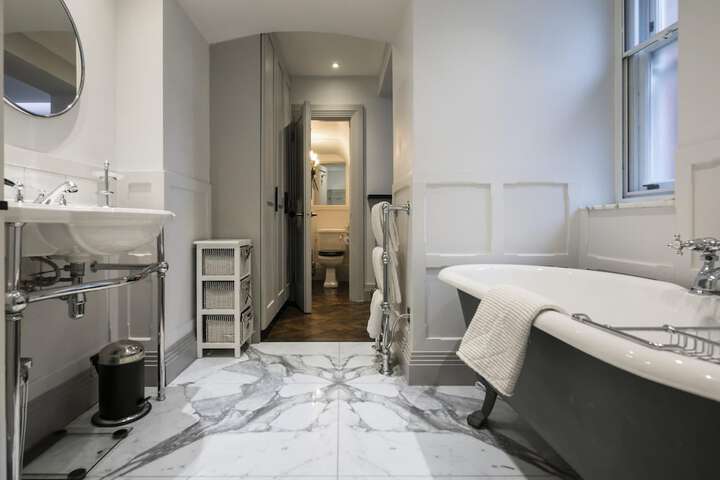 Room 8 of 9