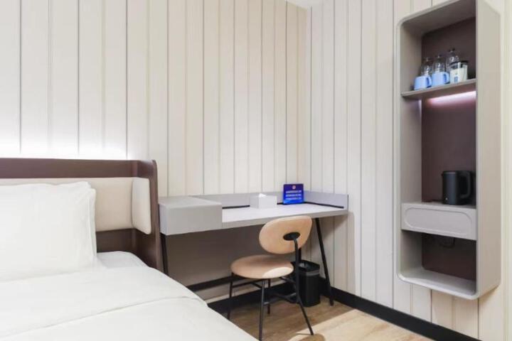 Room 13 of 22