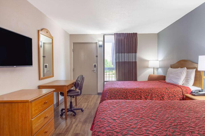 2 Double Beds (3 of 8)