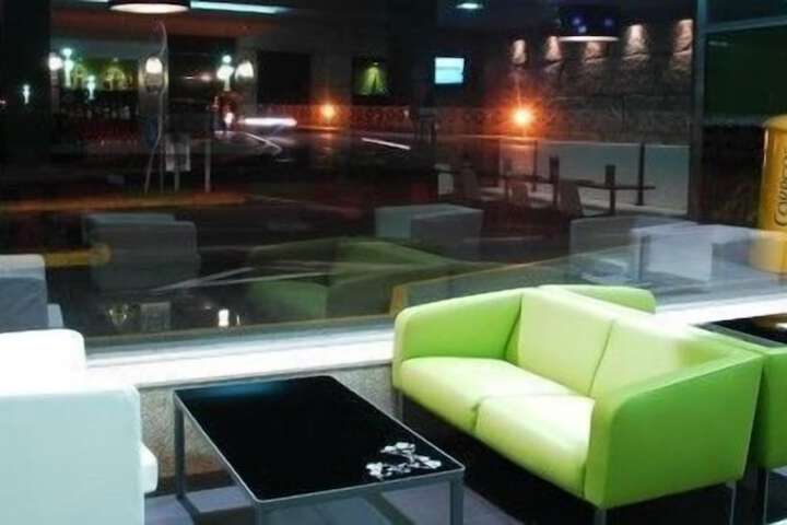 Lounge 26 of 34