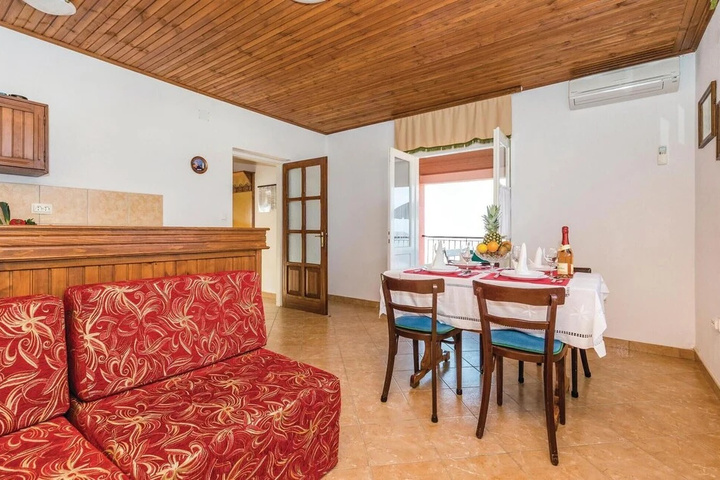 Room 6 of 18