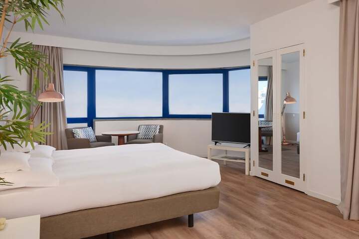 Room 15 of 37
