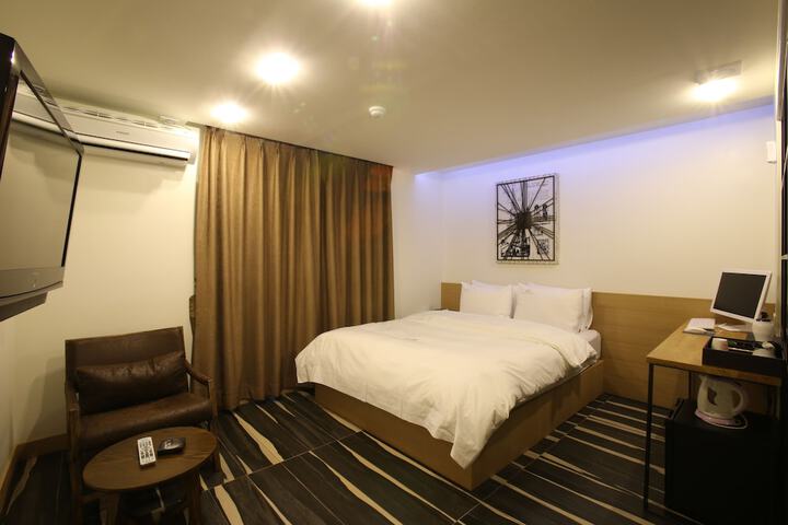 Room 9 of 51
