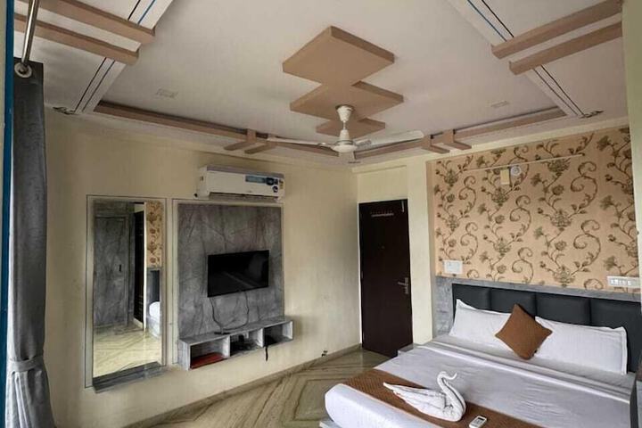 Room 10 of 17