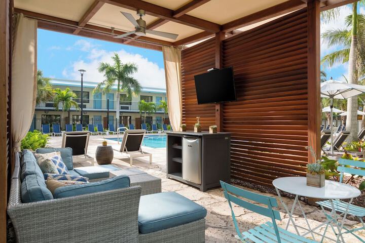 Poolside bar