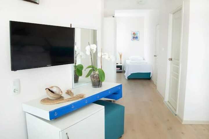 Room 6 of 12