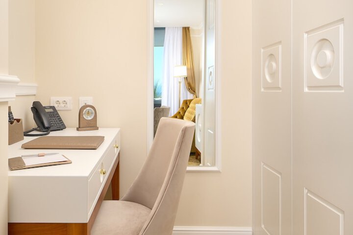 Room 27 of 102