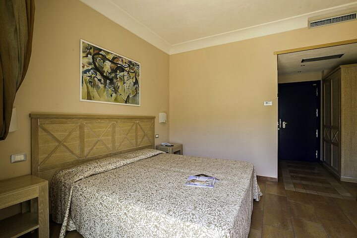 Room 9 of 32