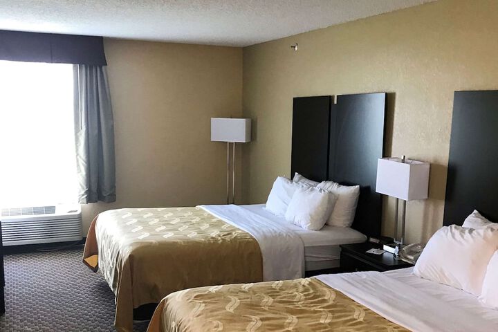 1 Queen Bed (7 of 7)
