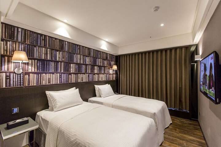 Room 16 of 64