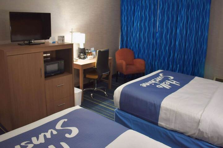2 Queen Beds (7 of 8)
