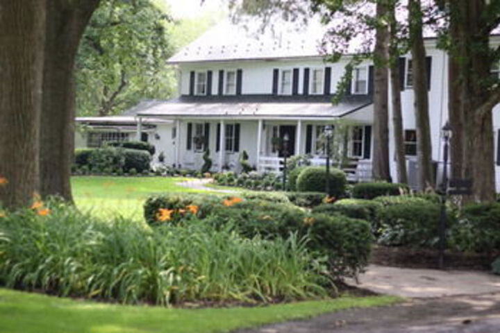 Edgewater Inn & Riverside Grill