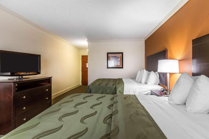 2 Queen Beds (3 of 7)