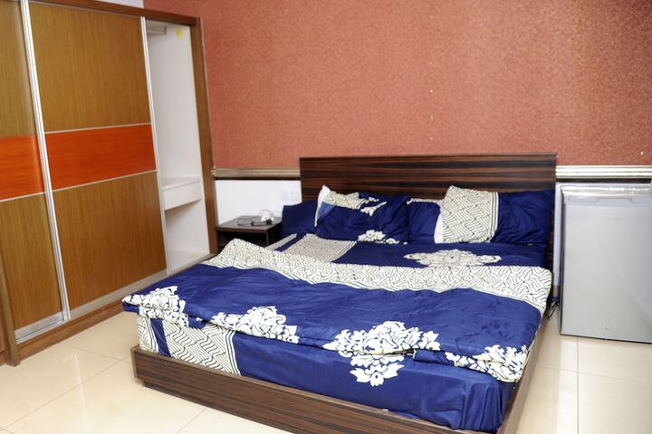 Room 6 of 9
