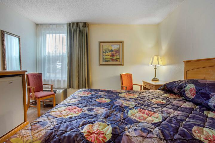 1 Queen Bed (9 of 20)