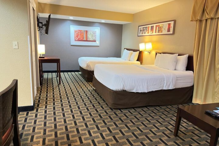 1 Queen Bed Studio Accessible Suite (8 of 44)