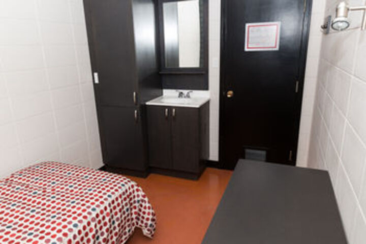 Room 5 of 8