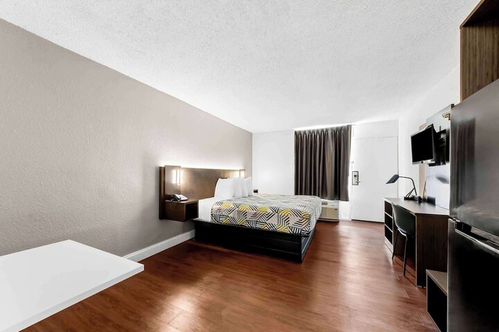 Room 13 of 30
