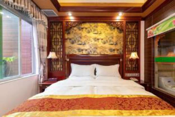 Room 6 of 8