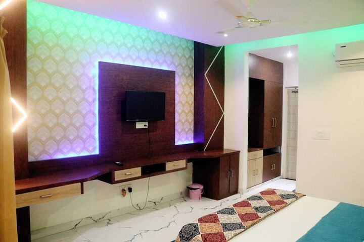 Room 13 of 36