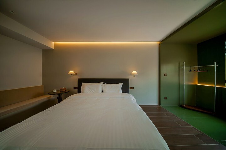 Room 28 of 62