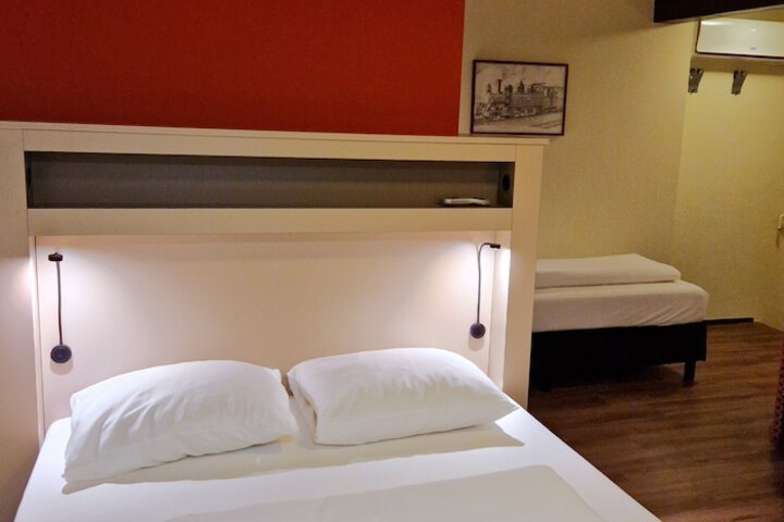 Room 45 of 118
