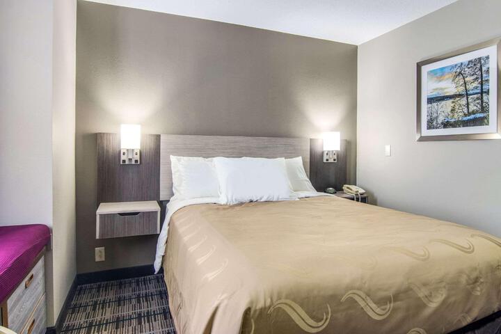 1 Queen Bed (16 of 21)