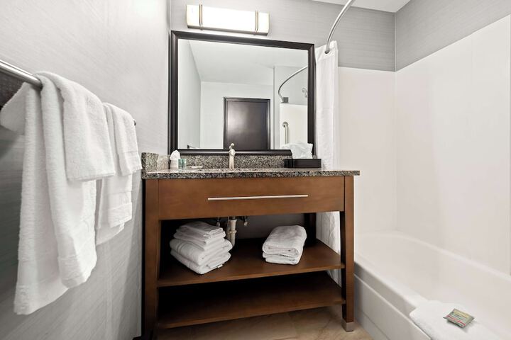 1 King Bed Desk Microwave and Refrigerator WiFi (24 of 24)
