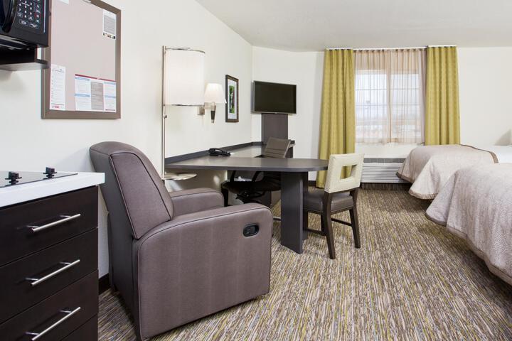 Studio Accessible Queen Size Bed (10 of 12)