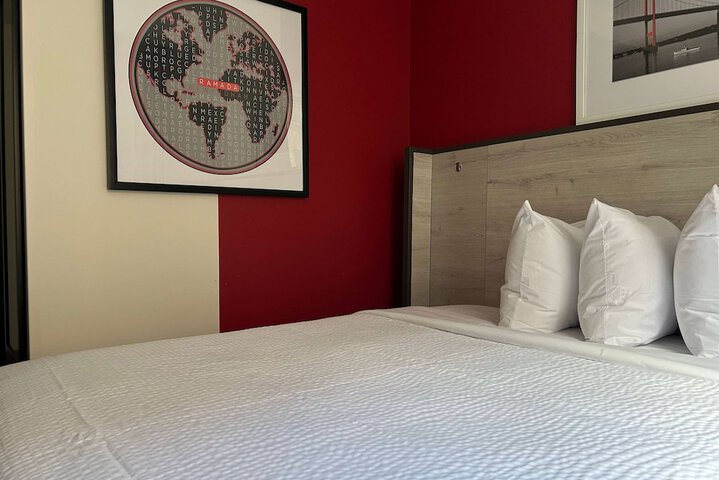 1 Queen Bed (7 of 9)