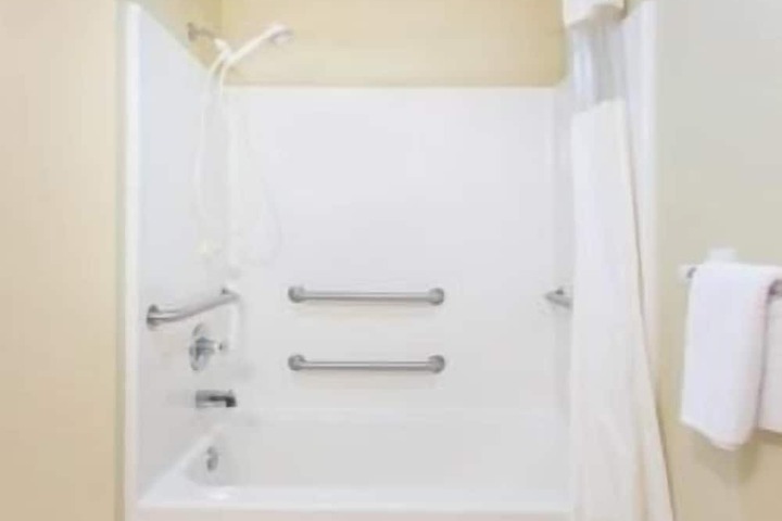 2 Queen Beds Mobility Accessible (4 of 5)